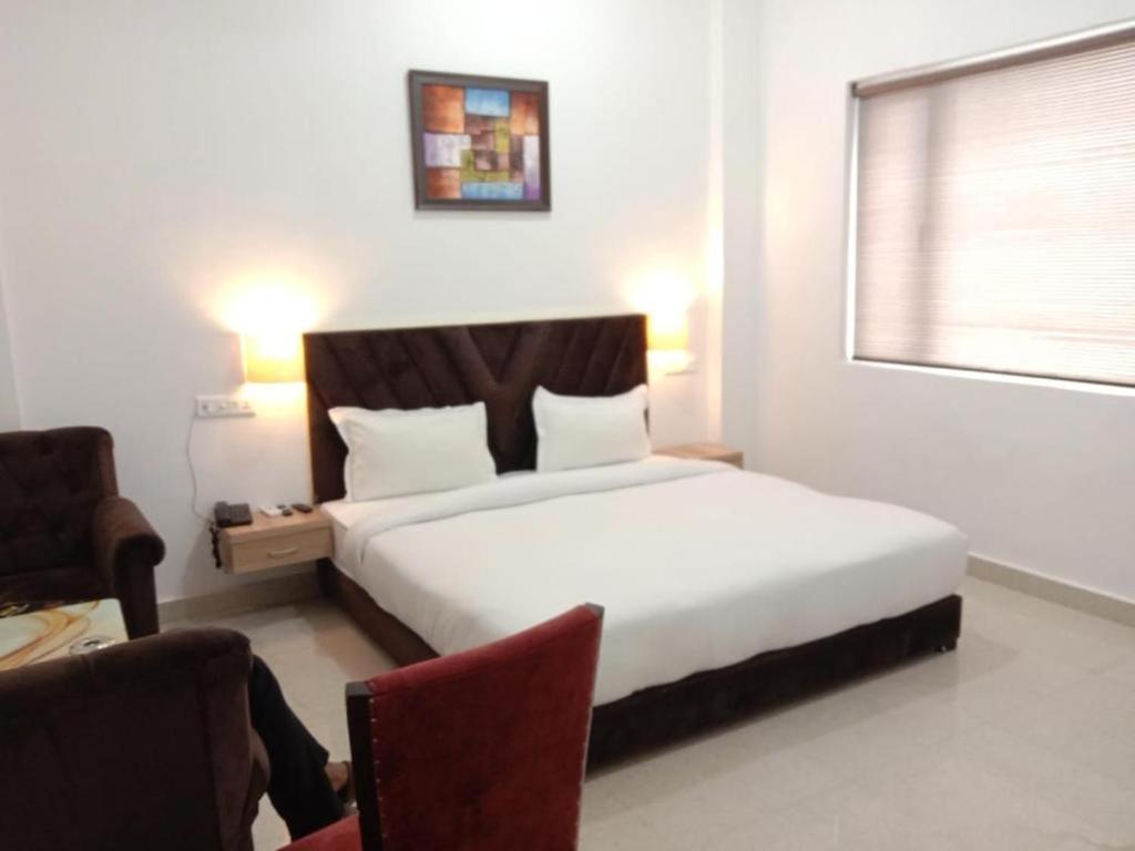 Hotel Lakeview By Bookingcare Chhatarpur Exteriör bild